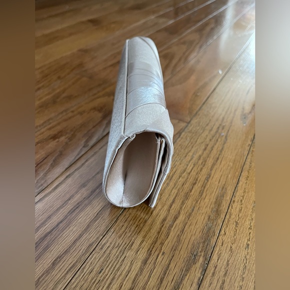 Gold champagne clutch purse with optional chain Perfect for Prom or Wedding - Picture 4 of 6